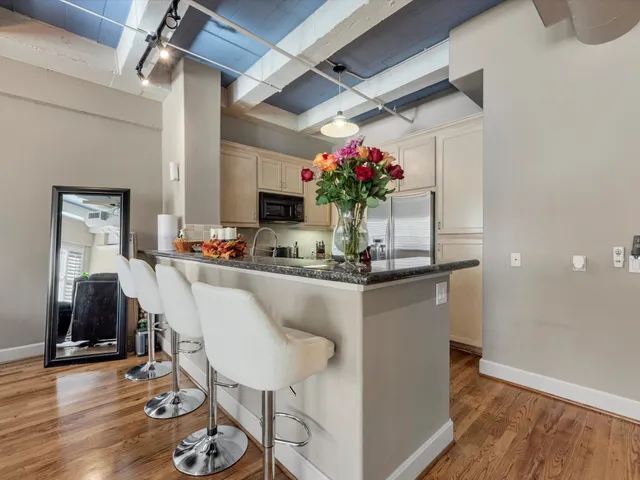 $336,500 | 1120 Texas Street, Unit 4B, Houston, TX 77002