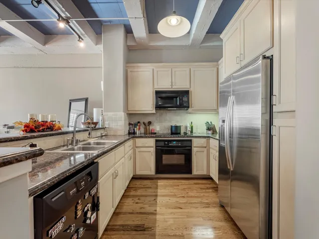 $336,500 | 1120 Texas Street, Unit 4B, Houston, TX 77002