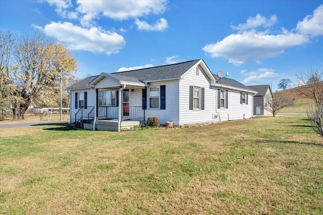 a view of a house with a yard