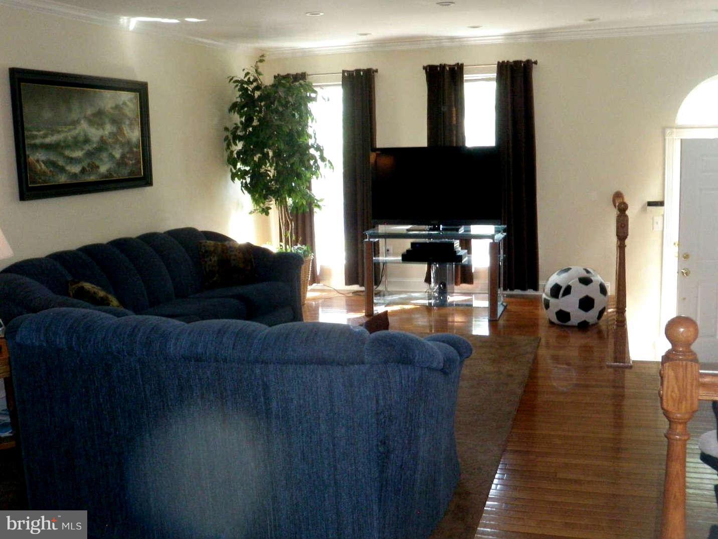 8231 Ramseur Place Manassas, VA 20109 - Photo 5 of 19 Living Room