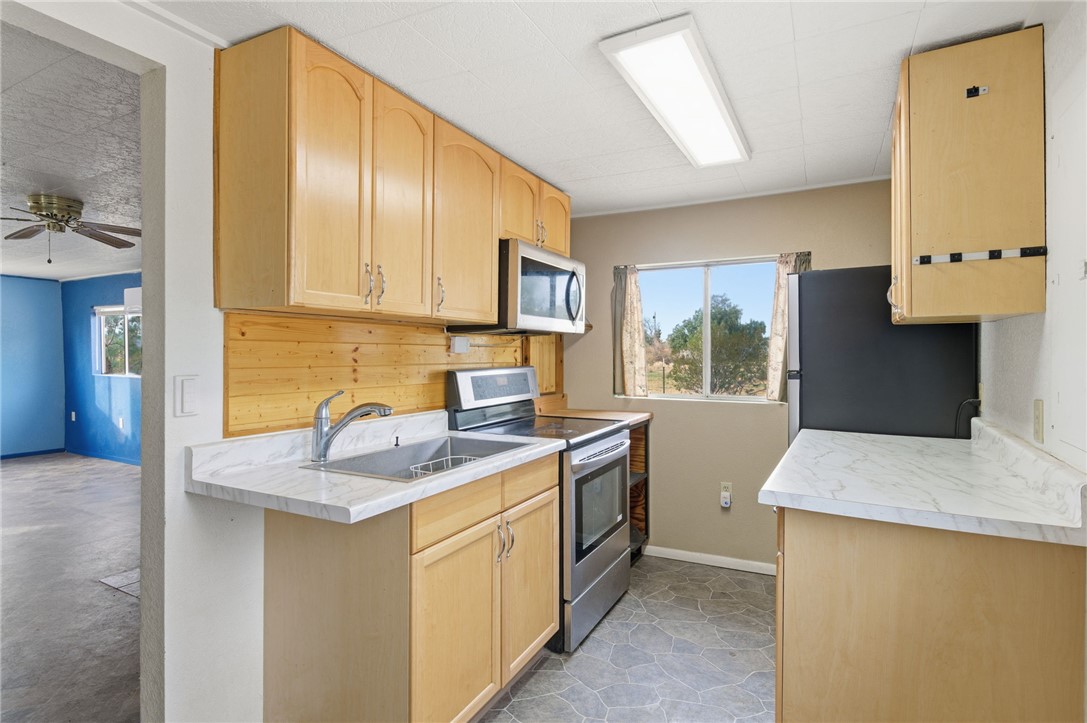 781 South Hano Road Golden Valley, AZ 86413 - Photo 17 of 25 Kitchen