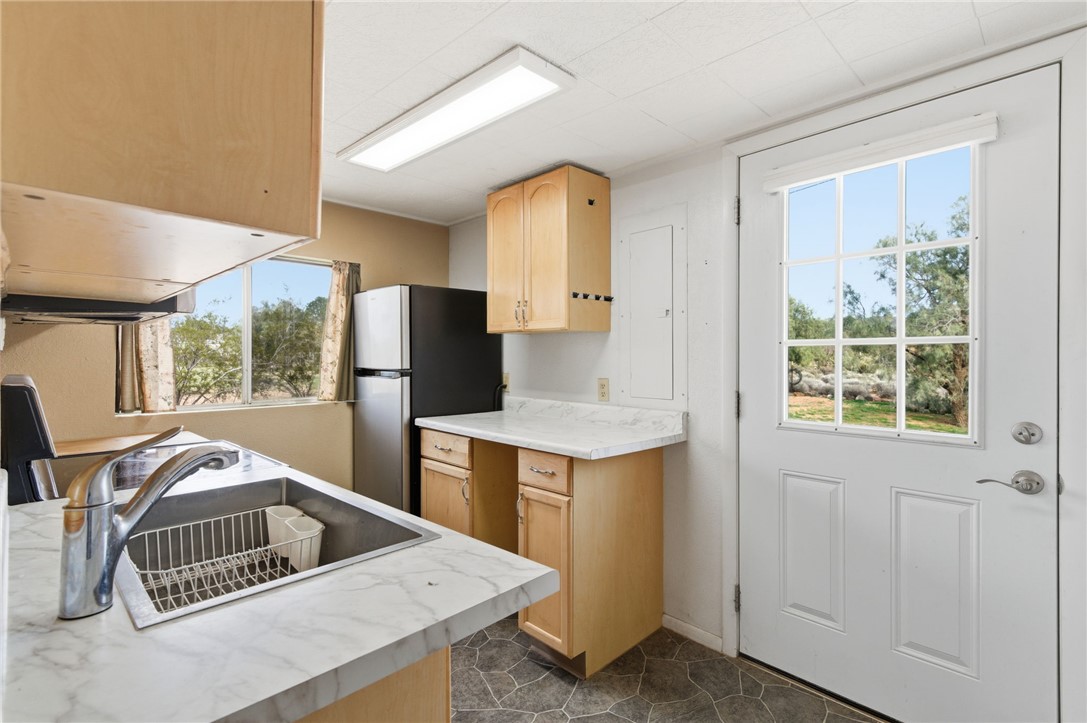 781 South Hano Road Golden Valley, AZ 86413 - Photo 18 of 25 Kitchen