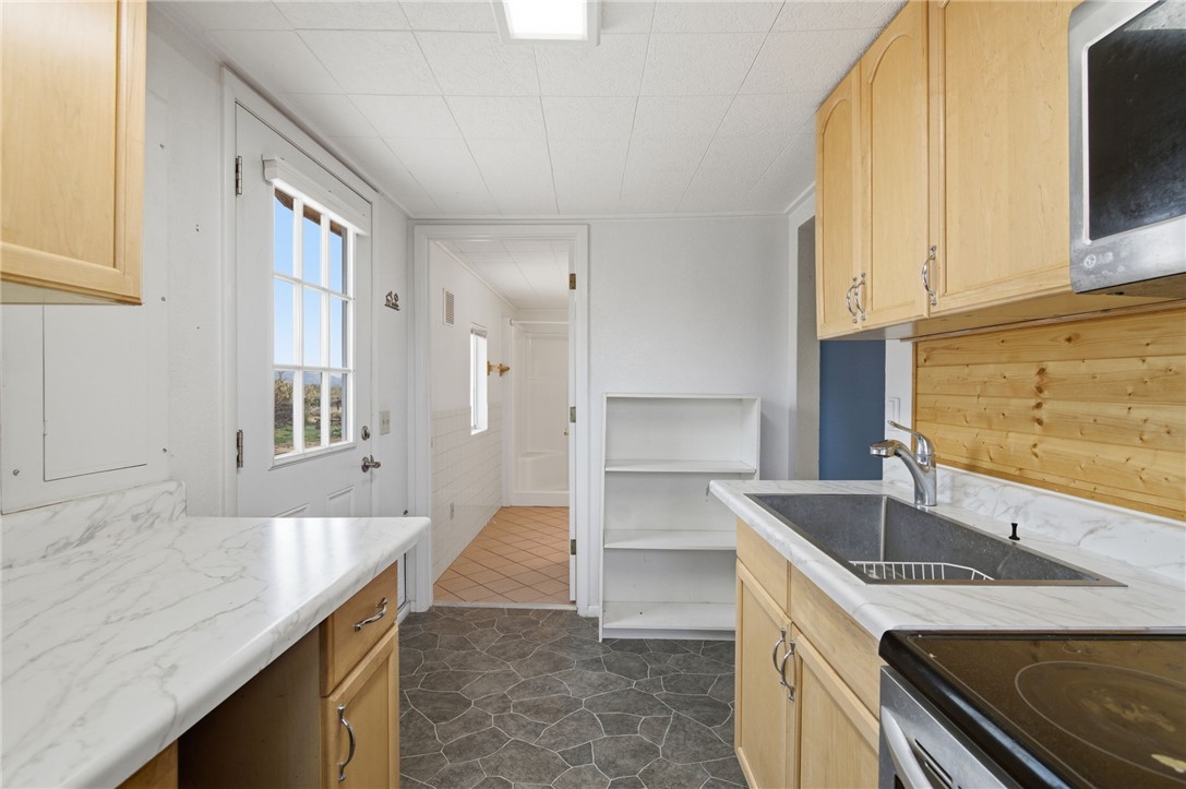 781 South Hano Road Golden Valley, AZ 86413 - Photo 19 of 25 Kitchen