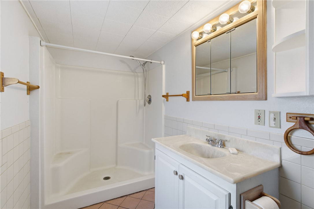 781 South Hano Road Golden Valley, AZ 86413 - Photo 20 of 25 Bathroom