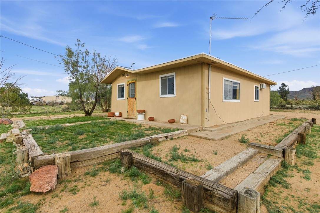 781 South Hano Road Golden Valley, AZ 86413 - Photo 3 of 25 Side of Structure