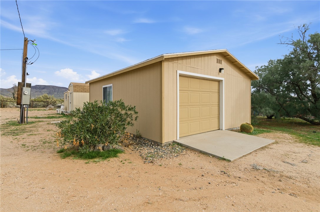 781 South Hano Road Golden Valley, AZ 86413 - Photo 5 of 25 Garage