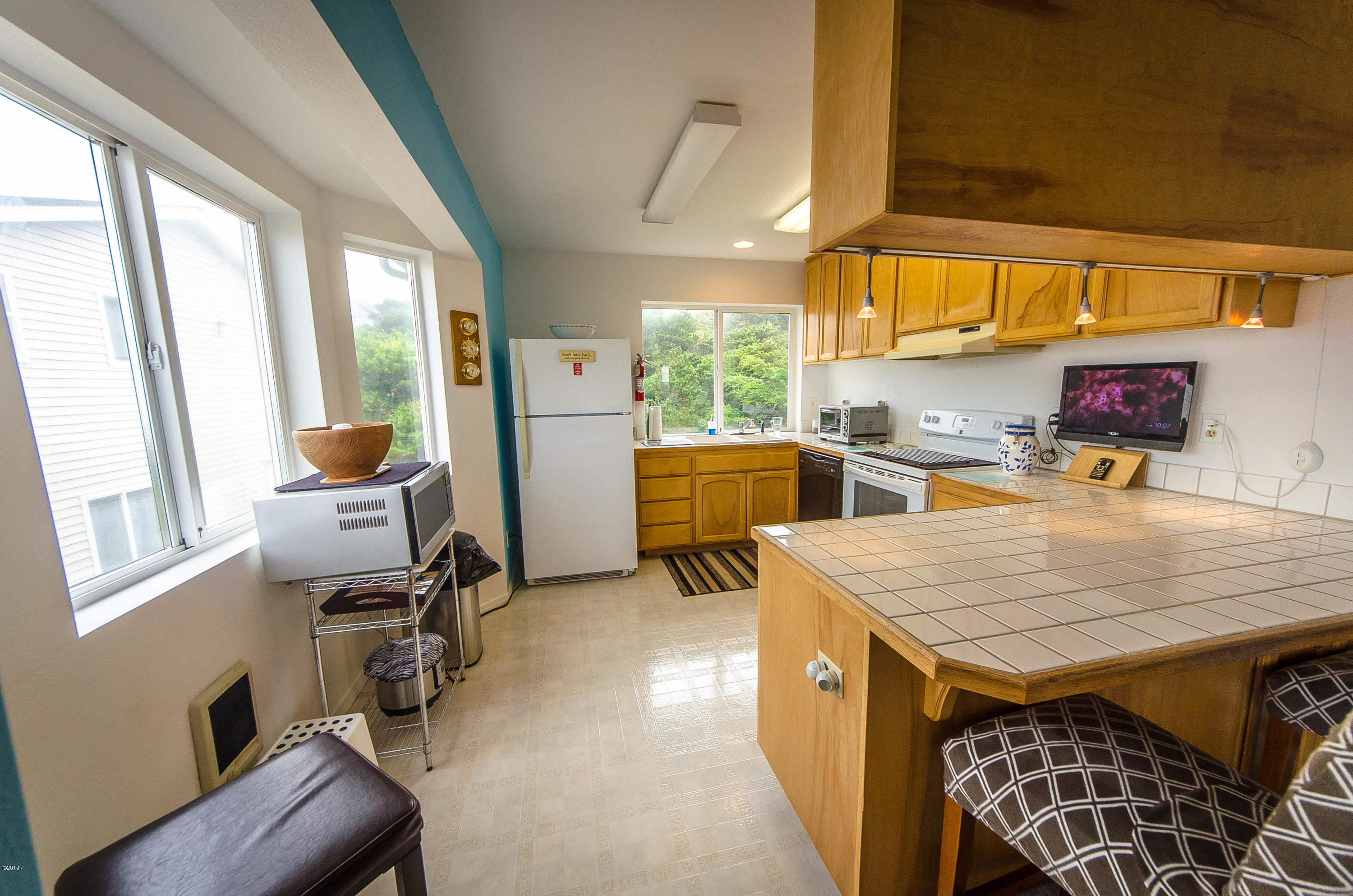 568 Southwest 5th Street Newport, OR 97365 - Photo 4 of 20 12 Unit 2 Kitchen