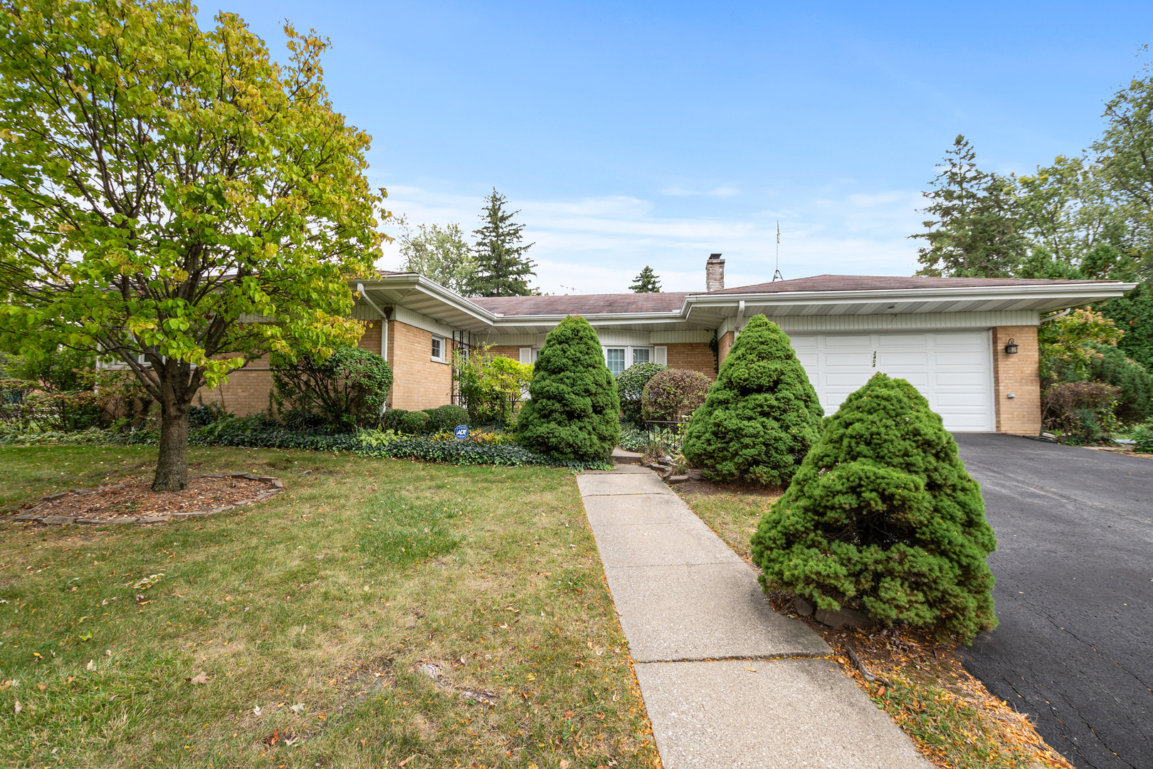 2404 Heather Road Flossmoor, IL 60422 - Photo 1 of 25 Gallery Image 1