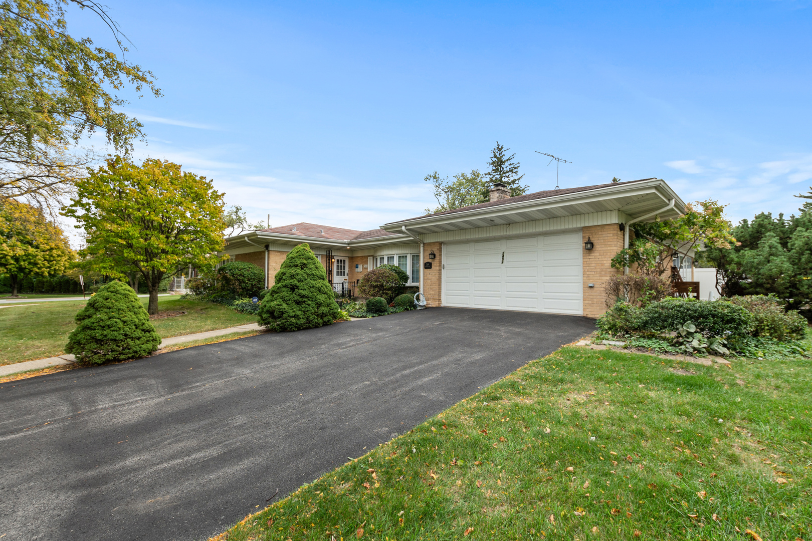 2404 Heather Road Flossmoor, IL 60422 - Photo 2 of 25 Gallery Image 2
