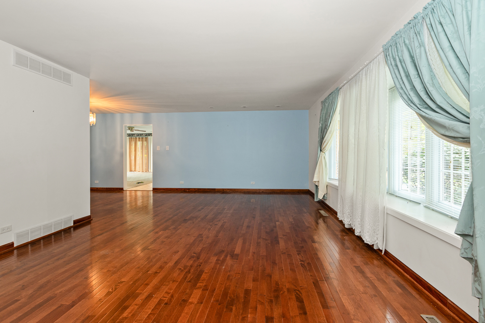 2404 Heather Road Flossmoor, IL 60422 - Photo 4 of 25 Gallery Image 4