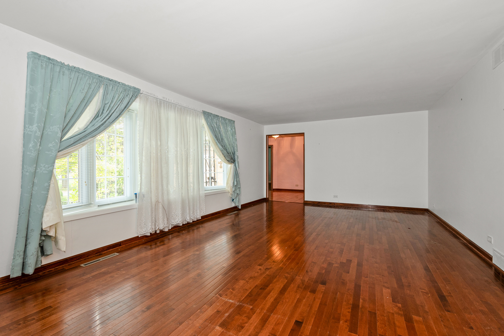 2404 Heather Road Flossmoor, IL 60422 - Photo 6 of 25 Gallery Image 6