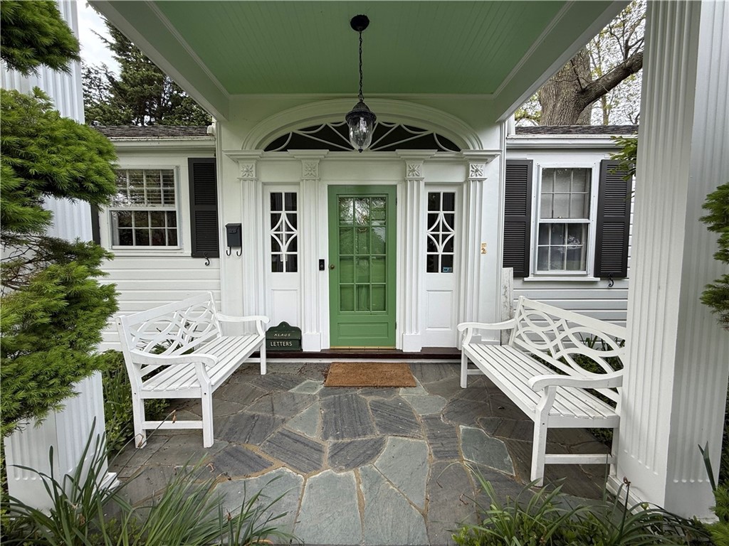 18 Ledge Road Newport, RI 02840 - Photo 27 of 32 Guest Cottage Entry