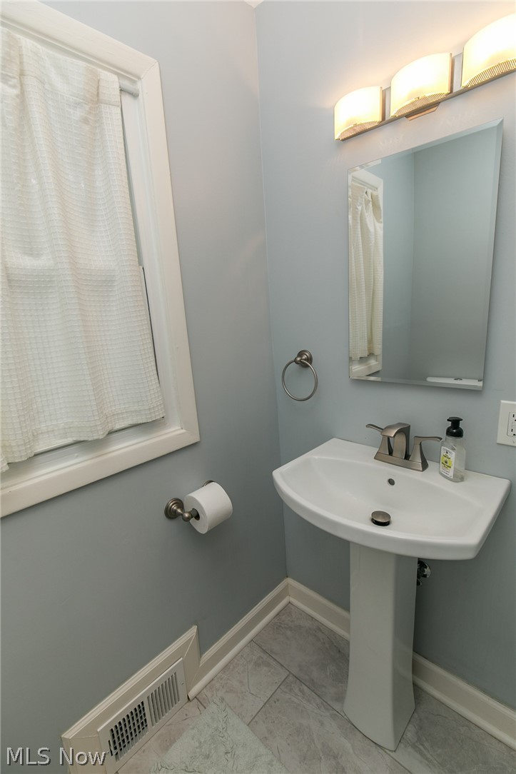 1120 Hansford Road Lyndhurst, OH 44124 - Photo 18 of 35