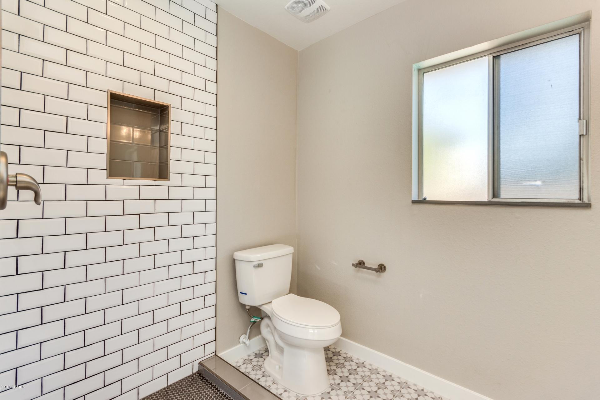 5503 South Rocky Point Road Tempe, AZ 85283 - Photo 10 of 22 a bathroom with a toilet