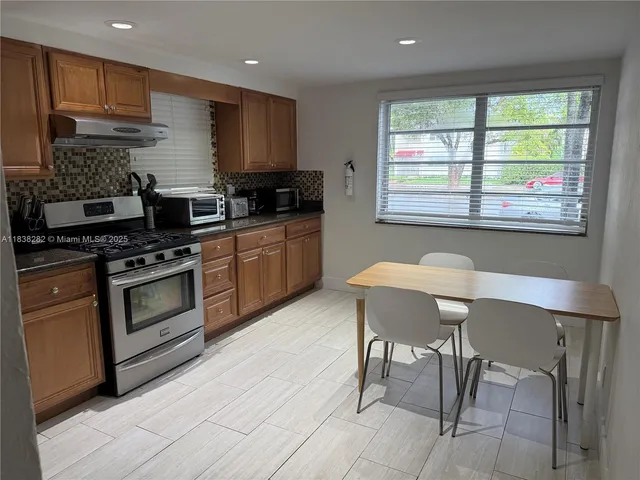 $3,400 | 3909 Ponce De Leon, Unit 2, Coral Gables, FL 33134