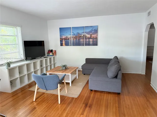 $3,400 | 3909 Ponce De Leon, Unit 2, Coral Gables, FL 33134