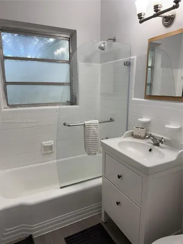 $3,400 | 3909 Ponce De Leon, Unit 2, Coral Gables, FL 33134