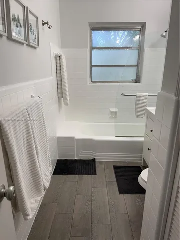 $3,400 | 3909 Ponce De Leon, Unit 2, Coral Gables, FL 33134