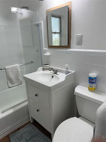 $3,400 | 3909 Ponce De Leon, Unit 2, Coral Gables, FL 33134