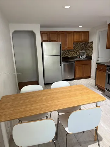 $3,400 | 3909 Ponce De Leon, Unit 2, Coral Gables, FL 33134