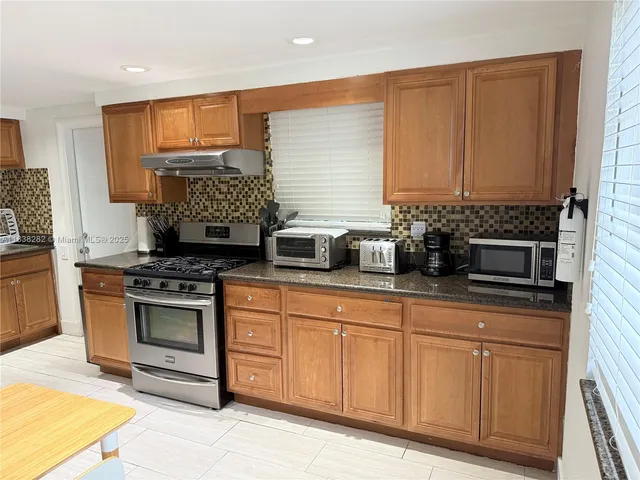 $3,400 | 3909 Ponce De Leon, Unit 2, Coral Gables, FL 33134