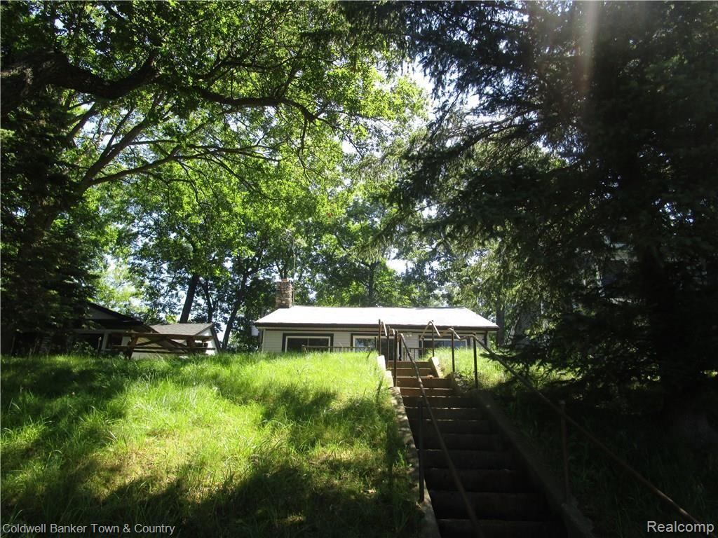 4420 Clifford Road Brighton, MI 48116 - Photo 8 of 20 Built in steps leading from the home right to your own lake access