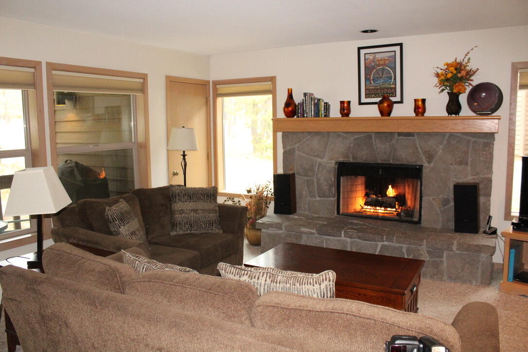 57377-29b2 Beaver Ridge Loop Sunriver, OR 97707 - Photo 6 of 23 6-Lvrm-R29