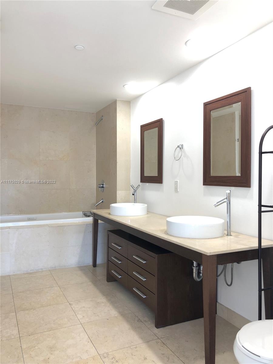 495 Brickell Avenue, Unit 4609 Miami, FL 33131 - Photo 3 of 17