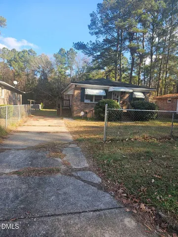 a view of a yard in front of a house