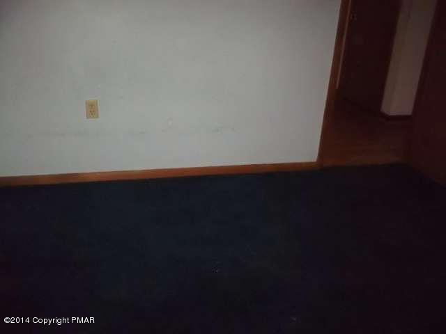 663 Edinburgh Road Bushkill, PA 18324 - Photo 2 of 9 100_8054