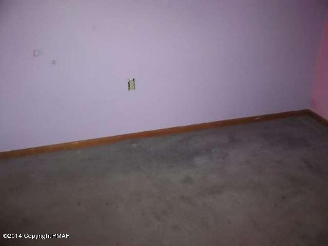 663 Edinburgh Road Bushkill, PA 18324 - Photo 3 of 9 100_8061