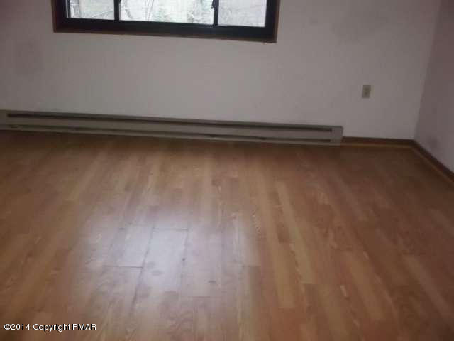 663 Edinburgh Road Bushkill, PA 18324 - Photo 4 of 9 100_8066