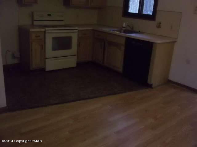 663 Edinburgh Road Bushkill, PA 18324 - Photo 5 of 9 100_8068