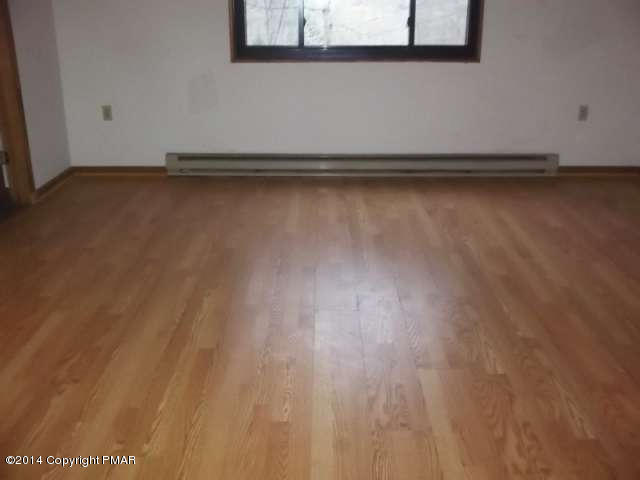 663 Edinburgh Road Bushkill, PA 18324 - Photo 6 of 9 100_8080