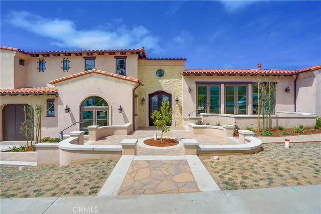 a view of a house with backyard and sitting area