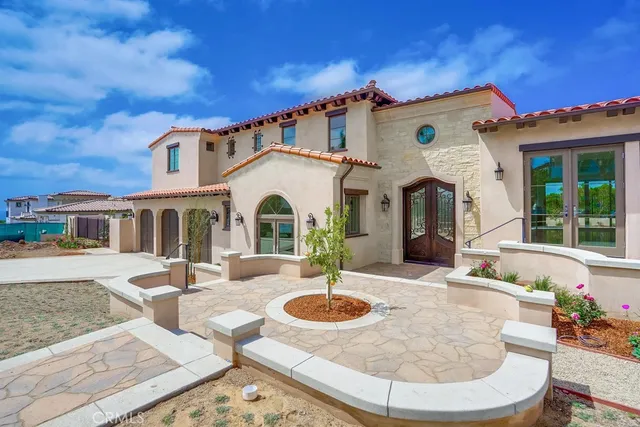 a view of a house with patio outdoor seating