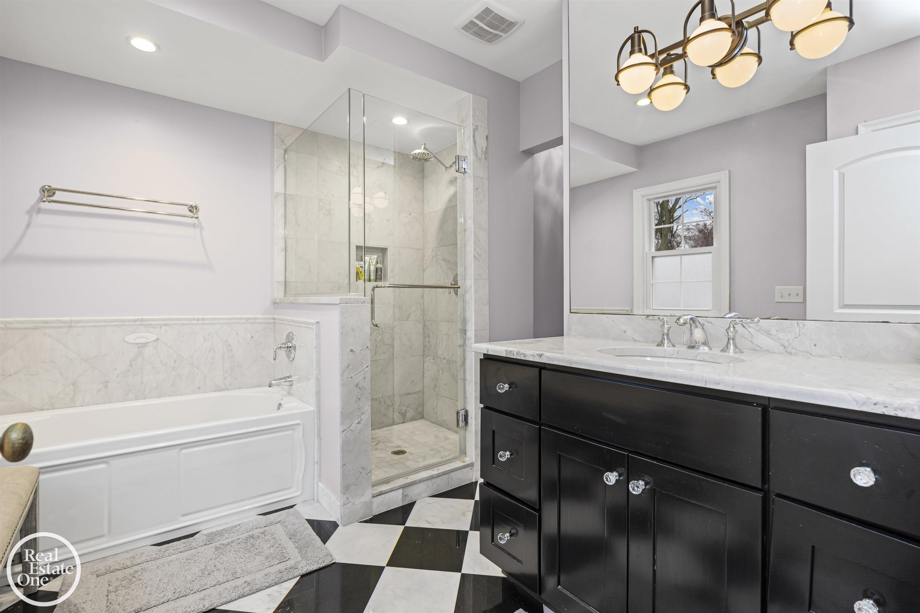 644 Hawthorne Road Grosse Pointe, MI 48236 - Photo 27 of 79 1st floor master bathroom