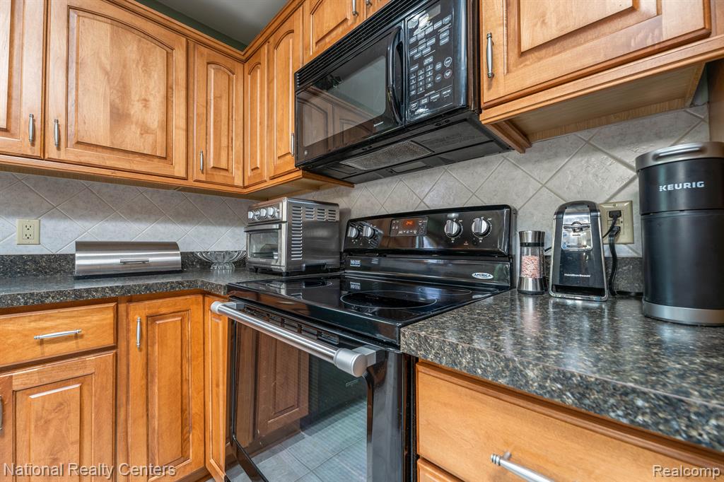 37164 Chesapeake Road Farmington Hills, MI 48335 - Photo 5 of 40