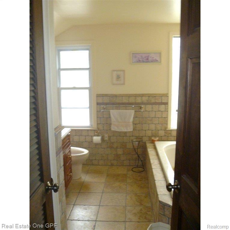 1449 Nottingham Road Grosse Pointe, MI 48230 - Photo 16 of 19 25 Master Bath.JPG