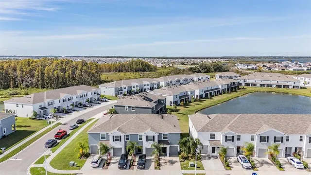 a view of a back yard