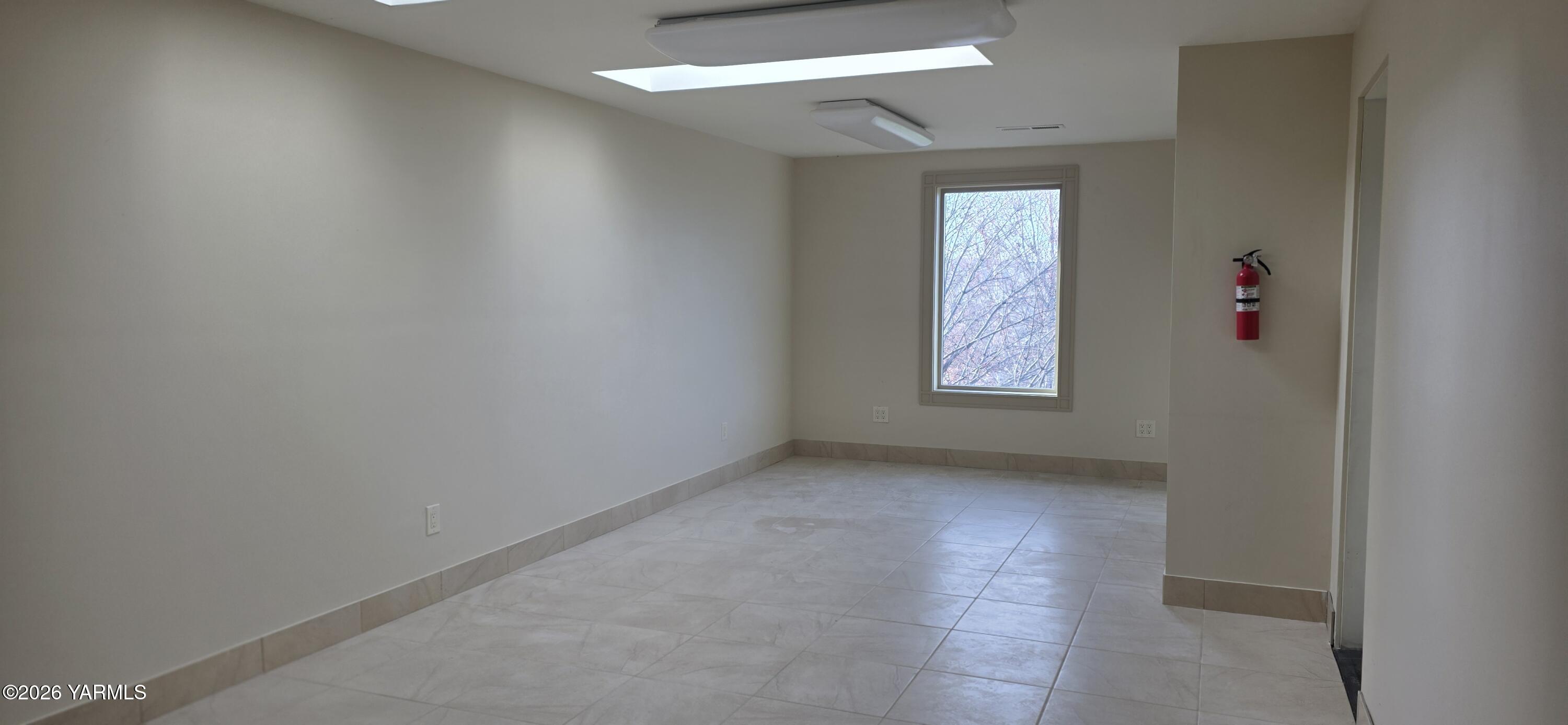 8601 Scenic Drive Yakima, WA 98908 - Photo 34 of 52 an empty room with windows and closet