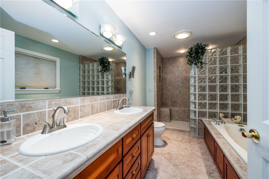 14789 Highview Road Carlton, NY 14477 - Photo 31 of 50 LUXURY OWNER'S SUITE WITH SPA BATH