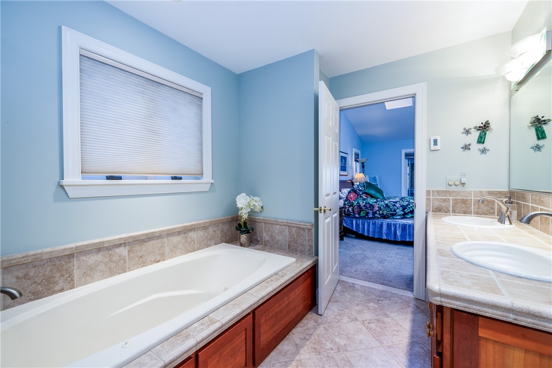 14789 Highview Road Carlton, NY 14477 - Photo 32 of 50 LUXURY OWNER'S SUITE WITH SPA BATH