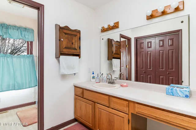 $608,800 | 227 Lone Ridge Lane, Clinton, TN 37716