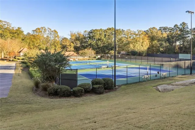 a view of a backyard