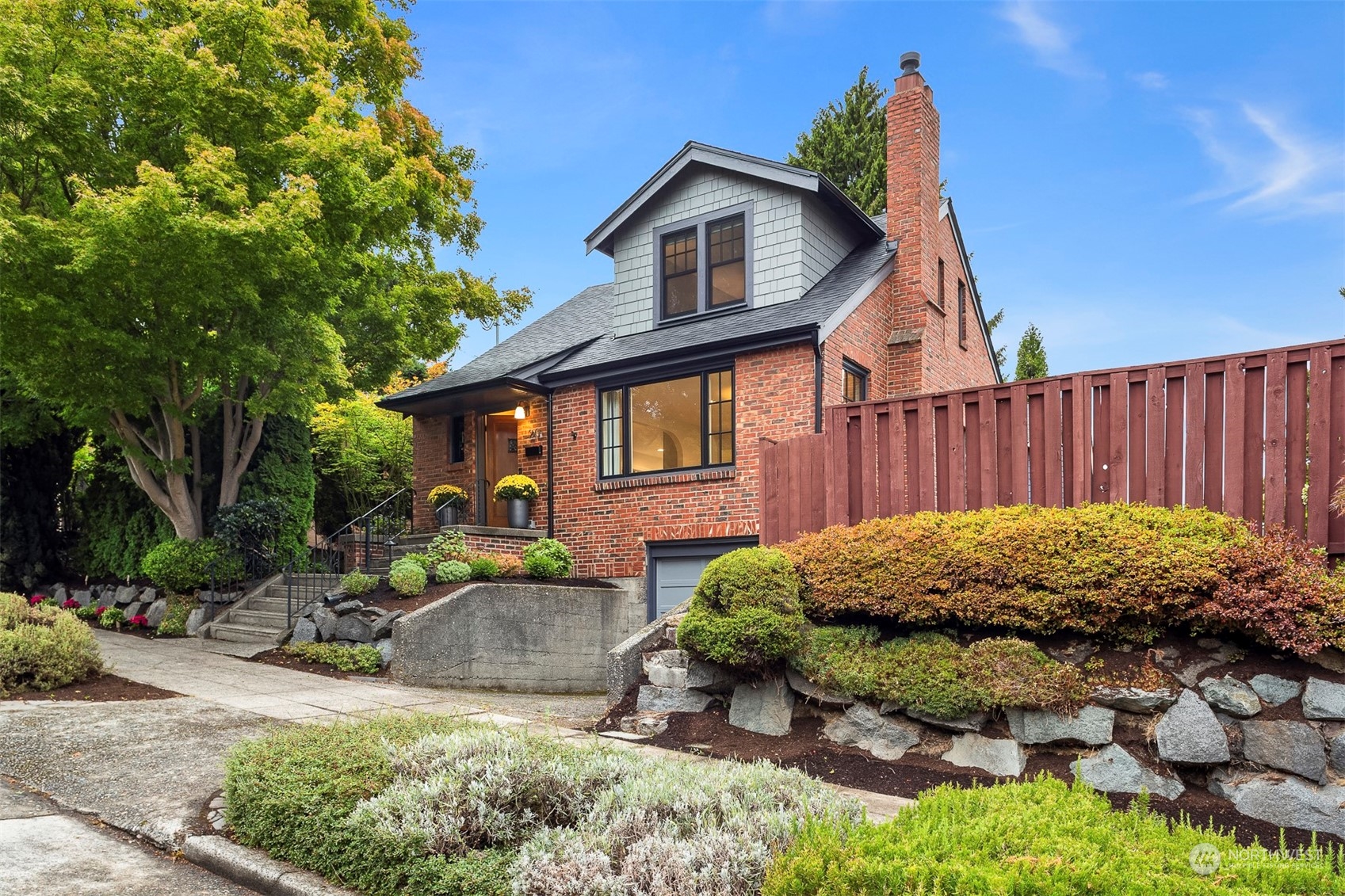 20 Armour Street Seattle, WA 98109 - Photo 32 of 34 a front view of a house with garden