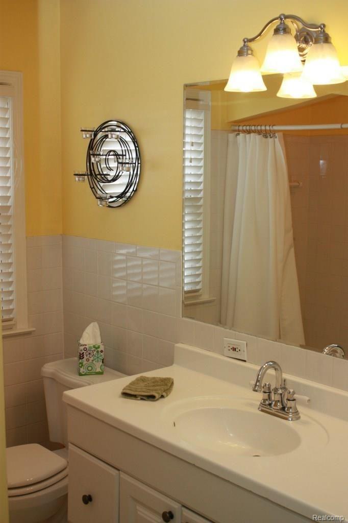 1642 Cambridge Road Berkley, MI 48072 - Photo 12 of 36 12.jpg
