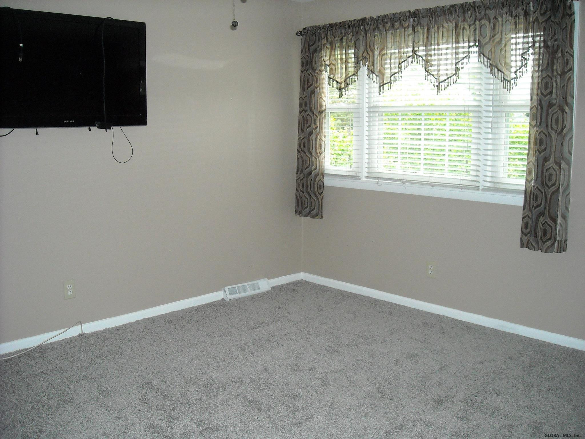 372 Kings Road Schenectady, NY 12304 - Photo 7 of 39 Photo 7