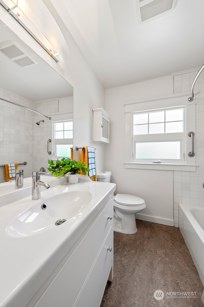 2506 Walnut Avenue Southwest Seattle, WA 98116 - Photo 10 of 29 a bathroom with a sink a toilet and tub