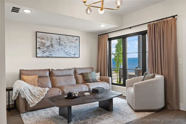 $715,000 | 104 Howard Lane, Jeffersonville, IN 47130